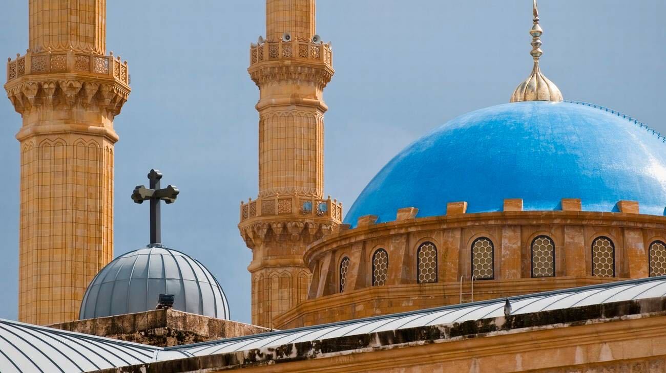 I minareti e la cupola azzurra della moschea Mohammad al-Amin accanto alla croce della cattedrale maronita di San Giorgio, a Beirut