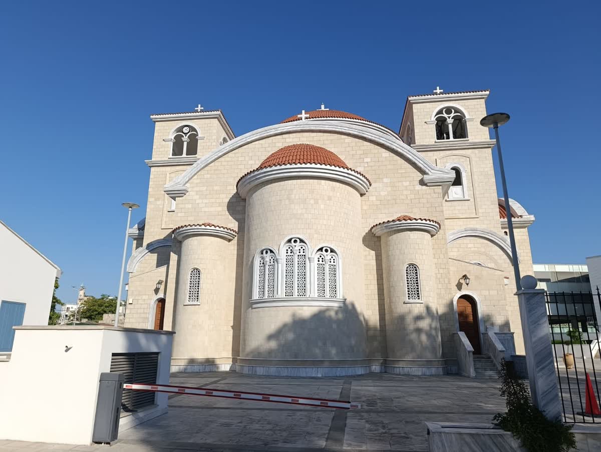 Chiesa ortodossa a Cipro con cupola centrale e campanili