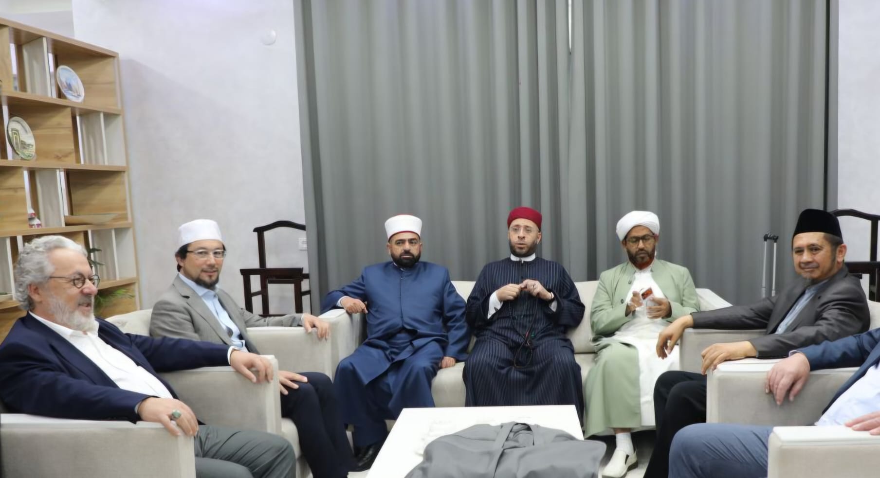 Mahmud Erol Kılıç, primo a sinistra, insieme ad altri studiosi e rappresentanti religiosi musulmani in Uzbekistan