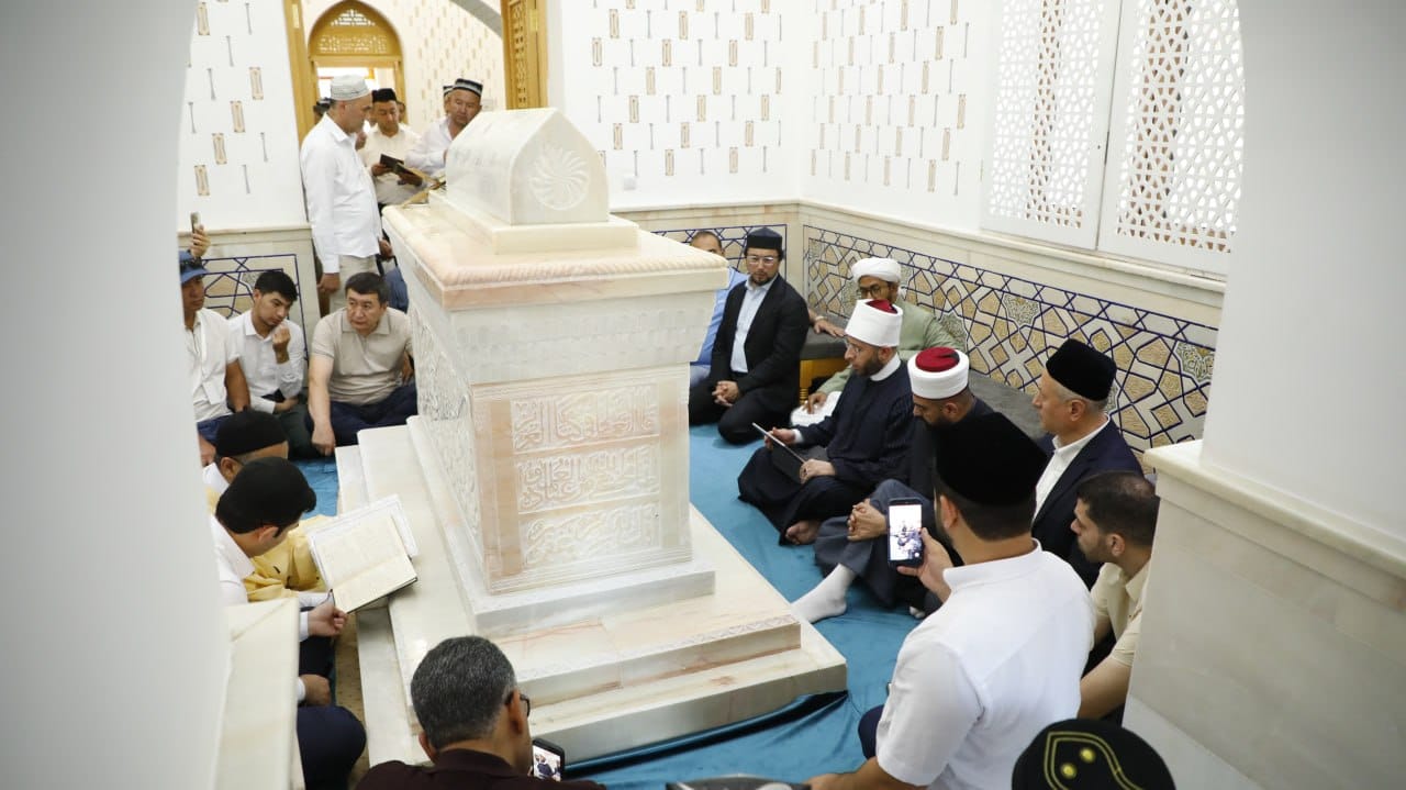 La delegazione internazionale in visita al mausoleo dell’imam al-Tirmidhi