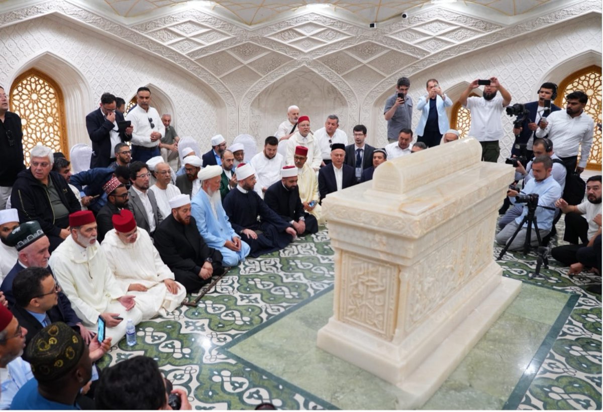 La delegazione in visita al luogo di sepoltura dell’imam al-Tirmidhi a Termez